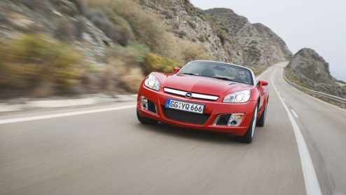 Het GM concern heeft drie verschillende autos ontwikkeld die in de basis hetzelfde zijn. Wij Europeanen krijgen van die drie alleen de Opel GT op de markt. Een leuke roadster met turbo motor en achte