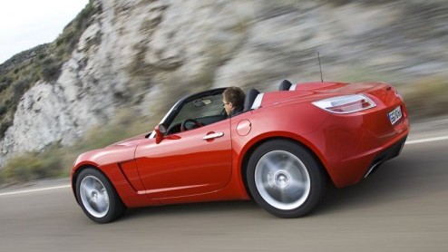 Het GM concern heeft drie verschillende autos ontwikkeld die in de basis hetzelfde zijn. Wij Europeanen krijgen van die drie alleen de Opel GT op de markt. Een leuke roadster met turbo motor en achte