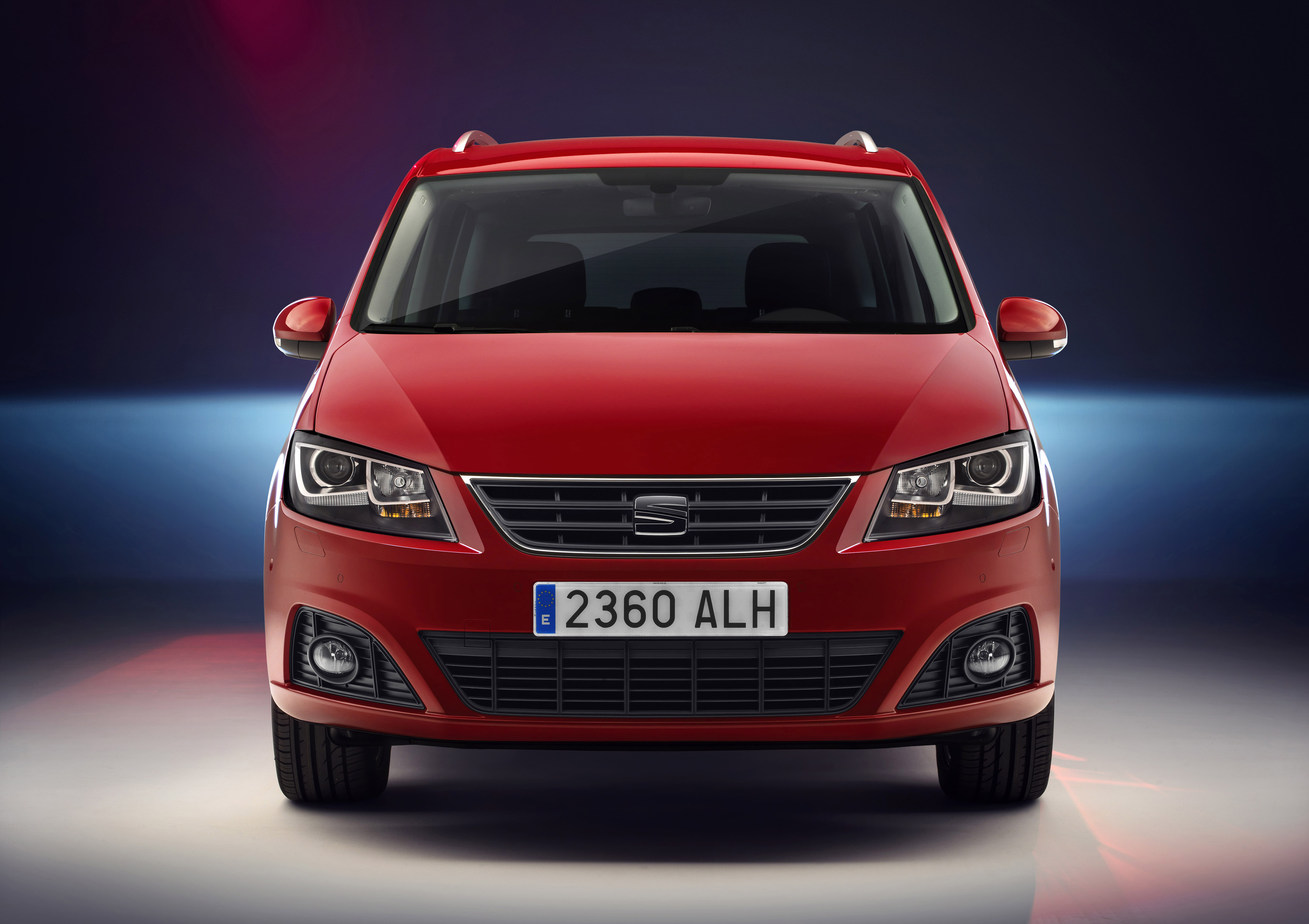Facelift voor Seat Alhambra. De opfriskuur bestaat uit nieuwe uitrustingsmogelijkheden, LED-achterlichten, een verse grille en zuinigere motoren.