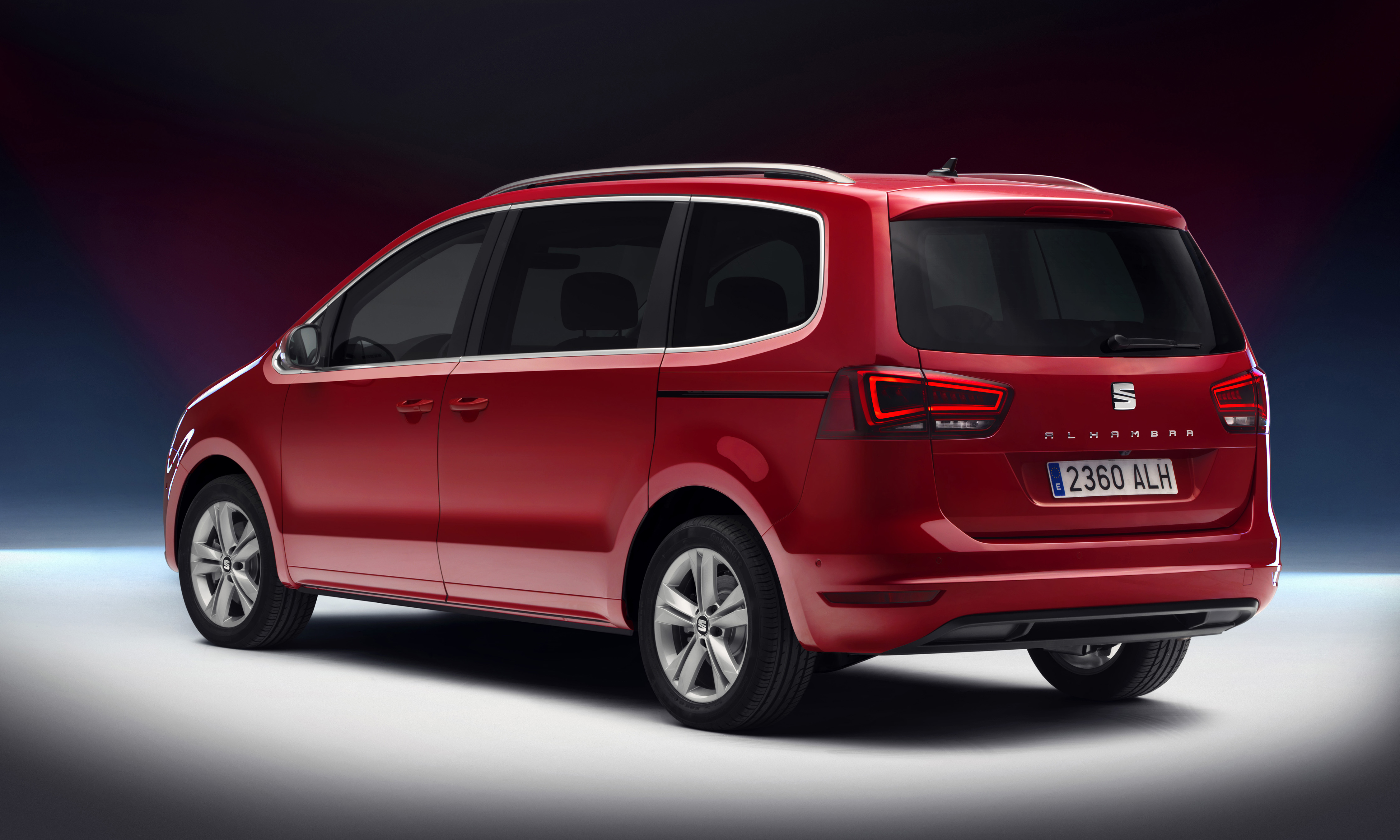 Facelift voor Seat Alhambra. De opfriskuur bestaat uit nieuwe uitrustingsmogelijkheden, LED-achterlichten, een verse grille en zuinigere motoren.