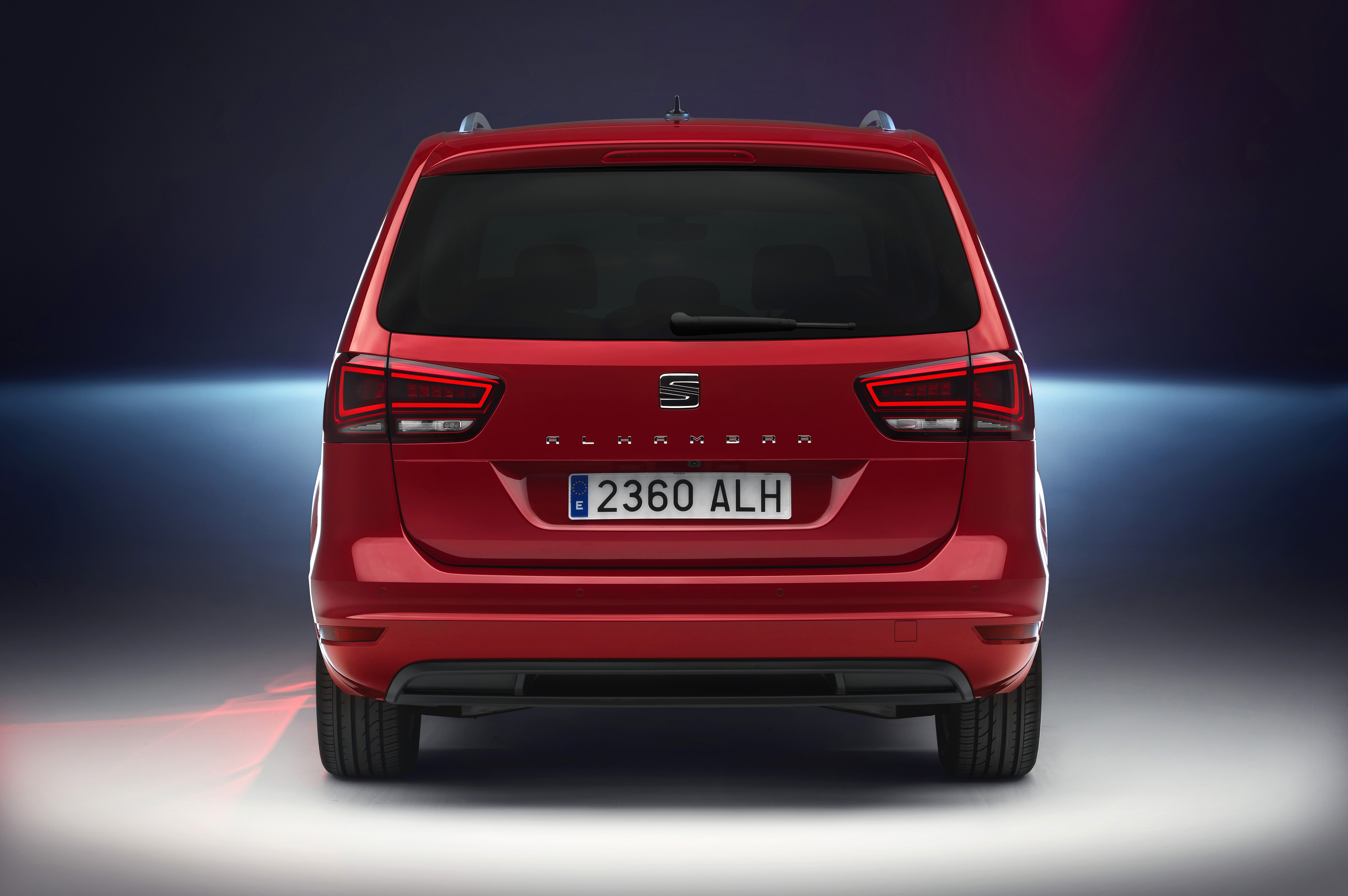 Facelift voor Seat Alhambra. De opfriskuur bestaat uit nieuwe uitrustingsmogelijkheden, LED-achterlichten, een verse grille en zuinigere motoren.