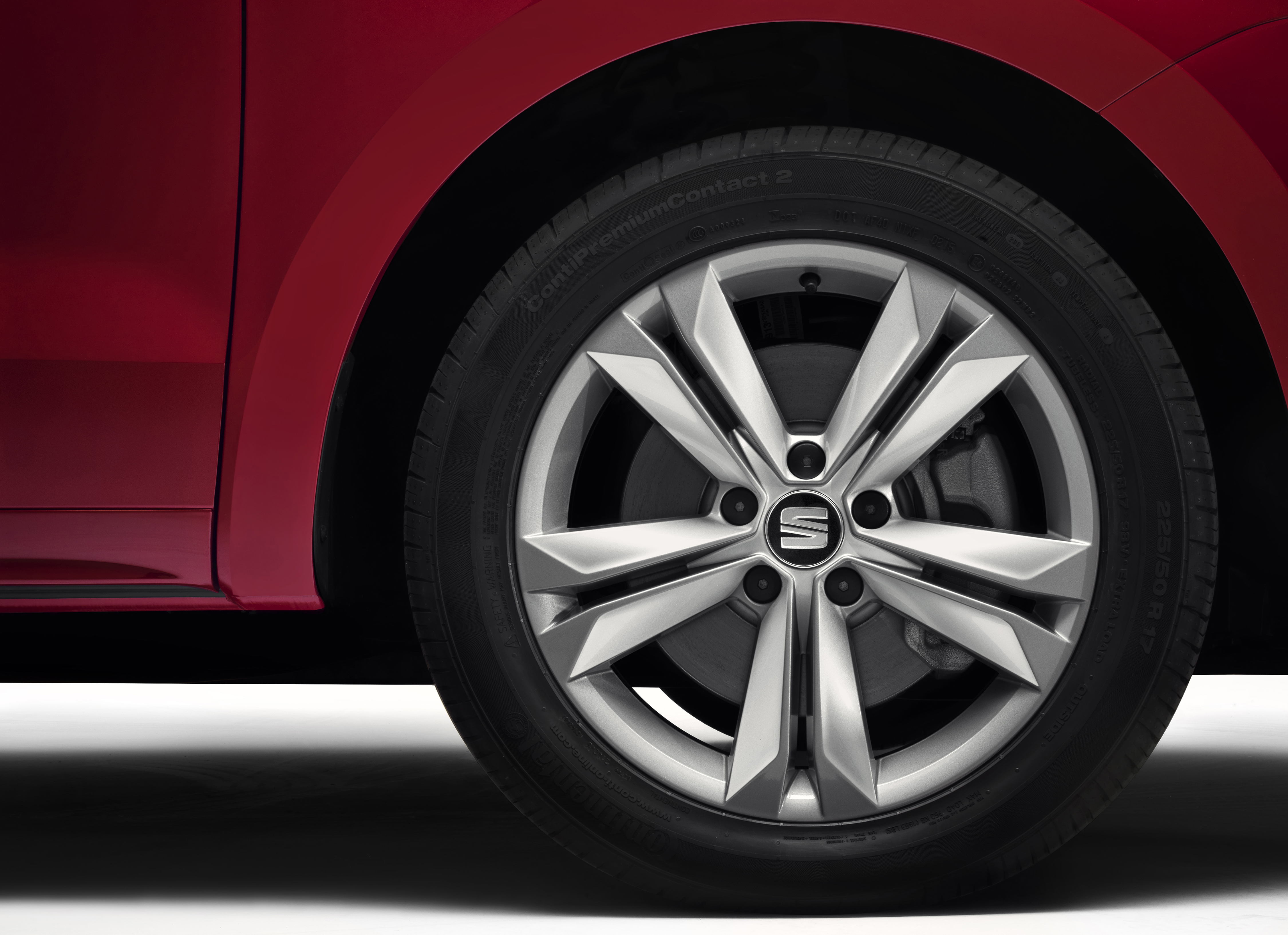 Facelift voor Seat Alhambra. De opfriskuur bestaat uit nieuwe uitrustingsmogelijkheden, LED-achterlichten, een verse grille en zuinigere motoren.