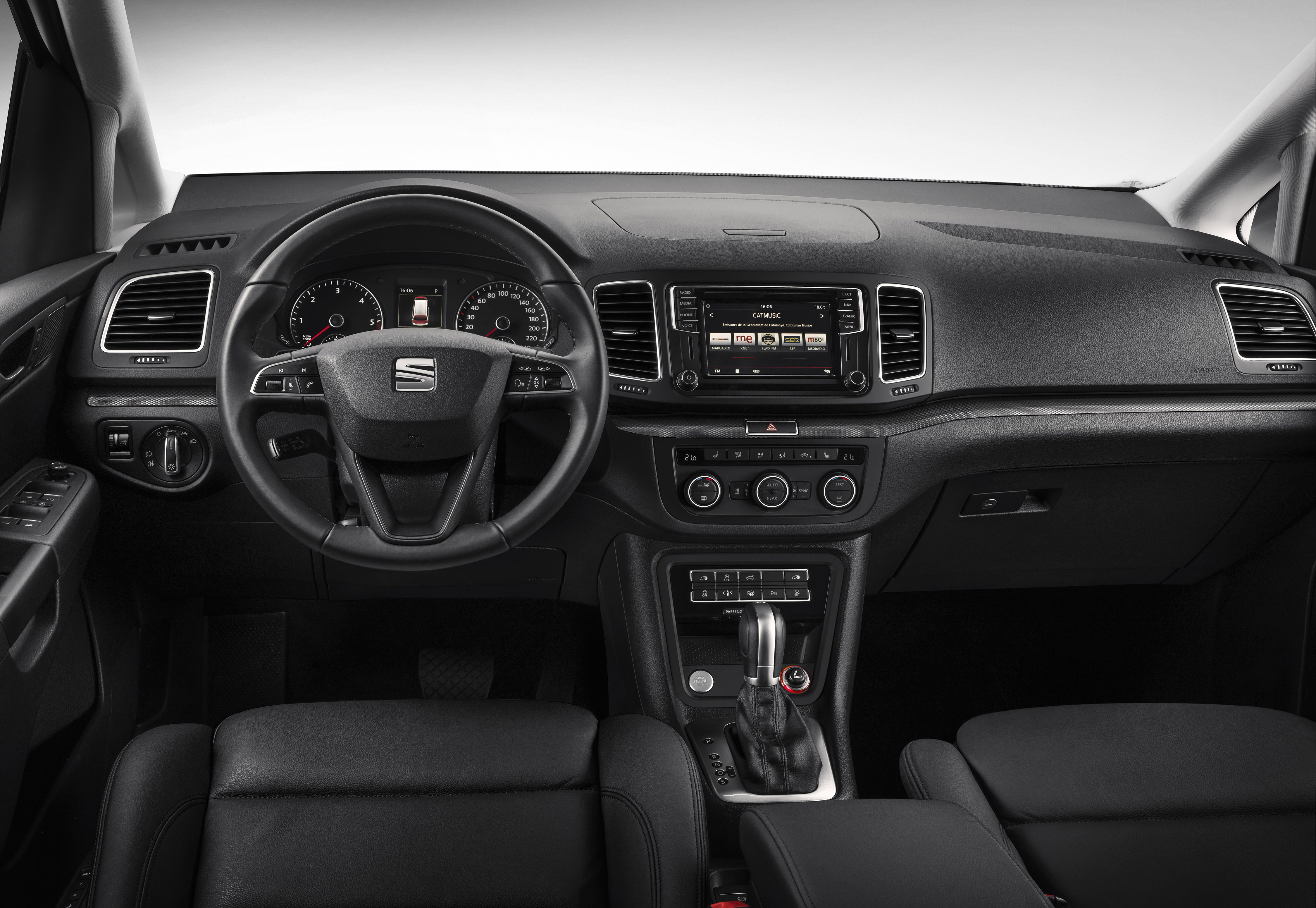 Facelift voor Seat Alhambra. De opfriskuur bestaat uit nieuwe uitrustingsmogelijkheden, LED-achterlichten, een verse grille en zuinigere motoren.