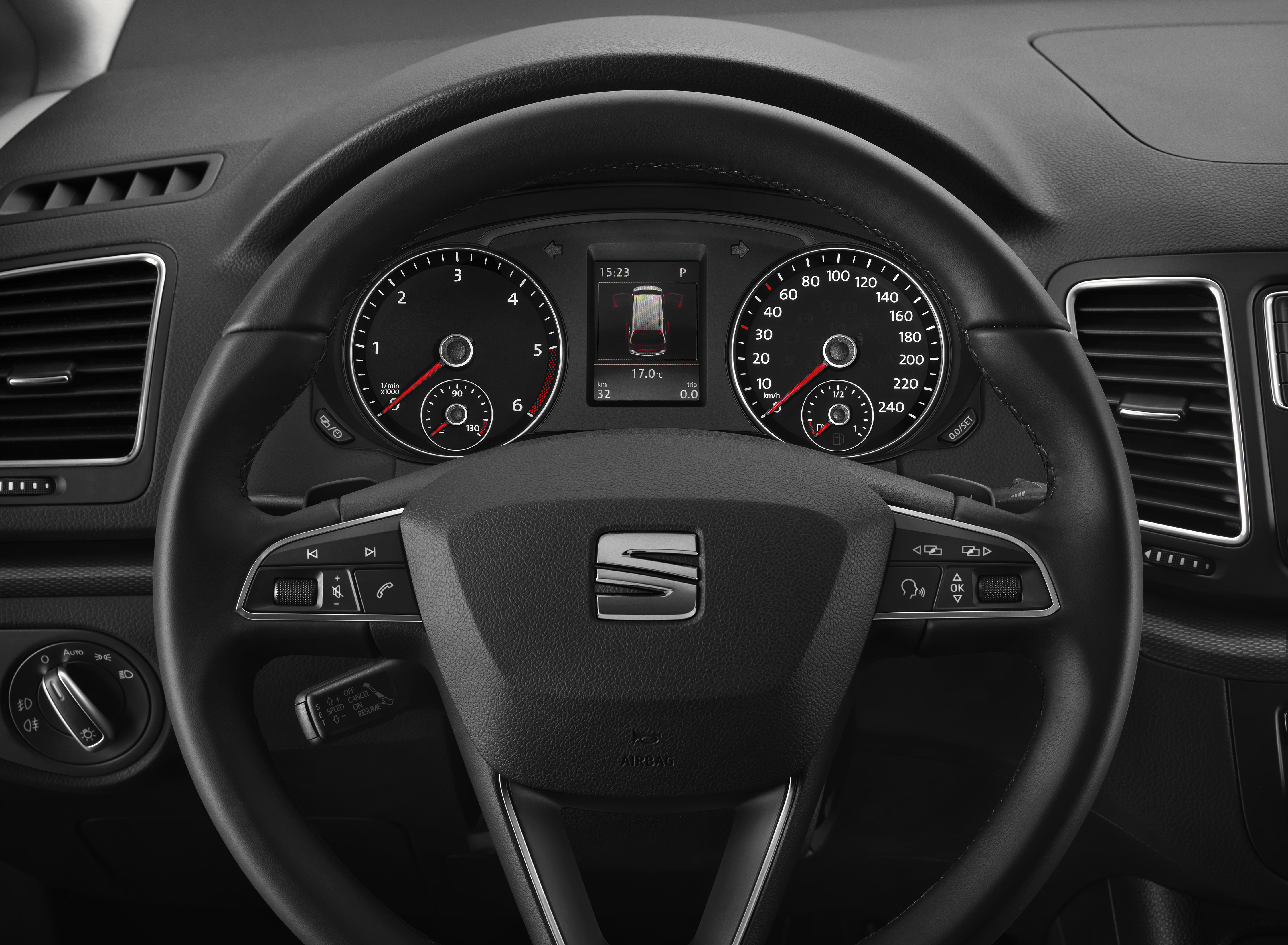 Facelift voor Seat Alhambra. De opfriskuur bestaat uit nieuwe uitrustingsmogelijkheden, LED-achterlichten, een verse grille en zuinigere motoren.
