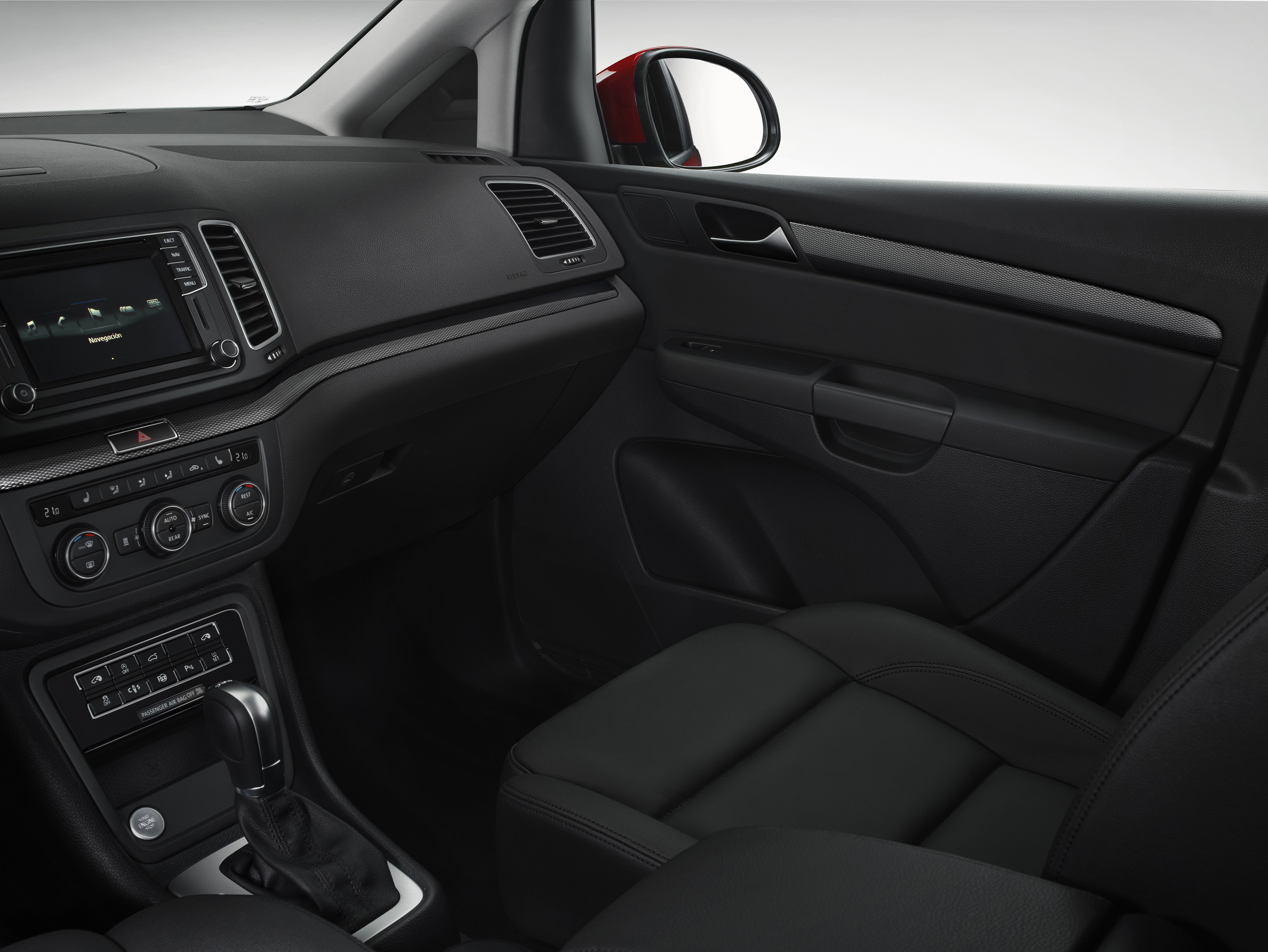 Facelift voor Seat Alhambra. De opfriskuur bestaat uit nieuwe uitrustingsmogelijkheden, LED-achterlichten, een verse grille en zuinigere motoren.