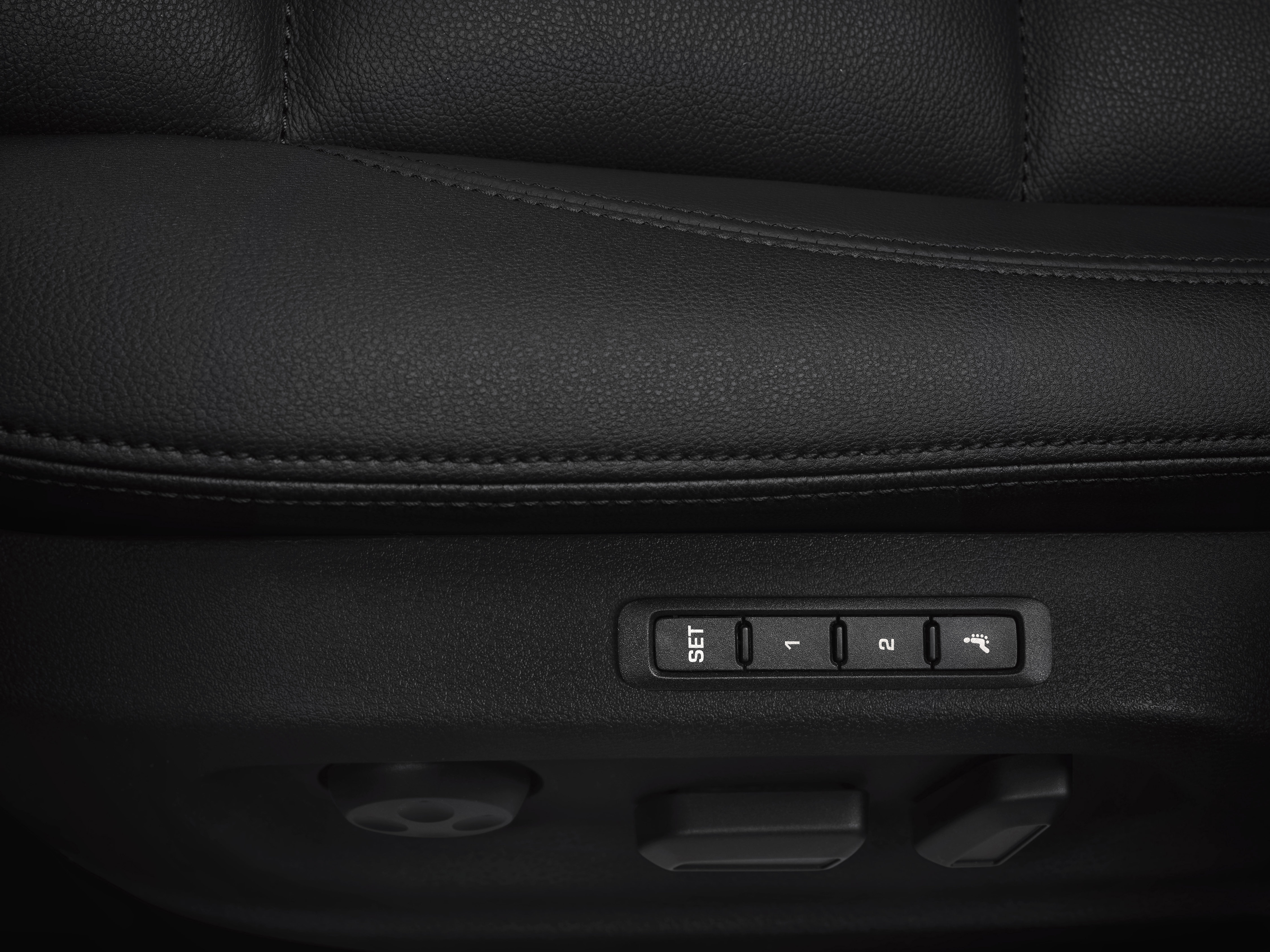 Facelift voor Seat Alhambra. De opfriskuur bestaat uit nieuwe uitrustingsmogelijkheden, LED-achterlichten, een verse grille en zuinigere motoren.