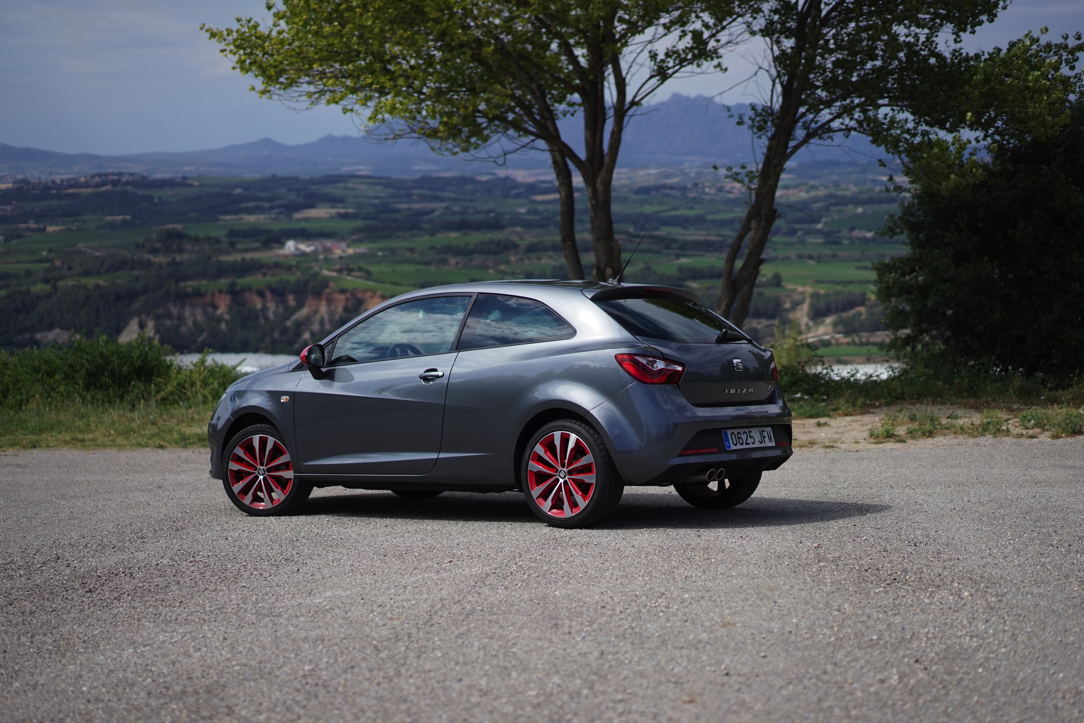 Van zijn uiterlijke wijzigingen moet de vernieuwde Seat Ibiza het niet hebben. Alleen een getraind oog ziet de verschillen. Stap je in, is het echter een compleet ander verhaal. Autotest!