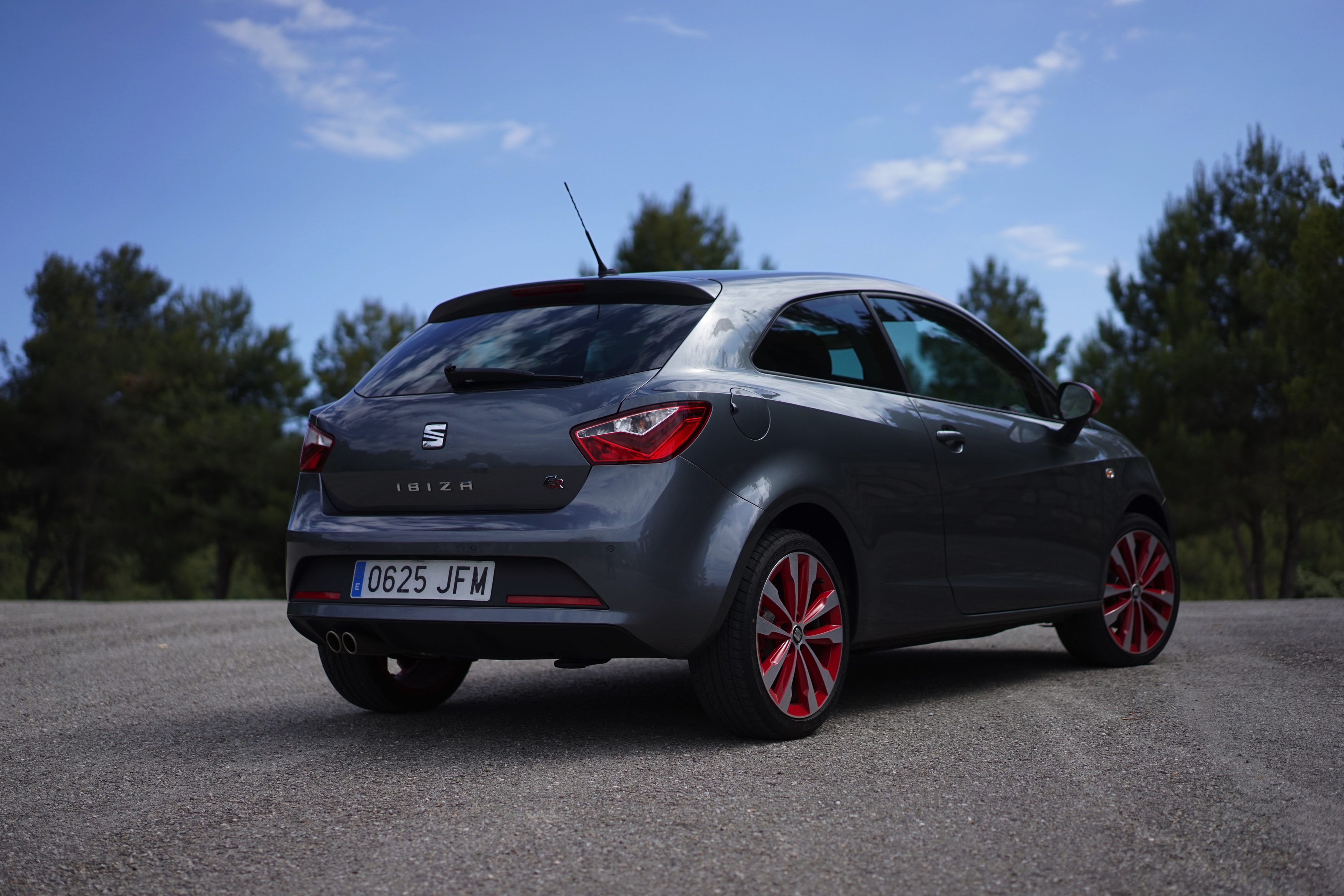 Van zijn uiterlijke wijzigingen moet de vernieuwde Seat Ibiza het niet hebben. Alleen een getraind oog ziet de verschillen. Stap je in, is het echter een compleet ander verhaal. Autotest!