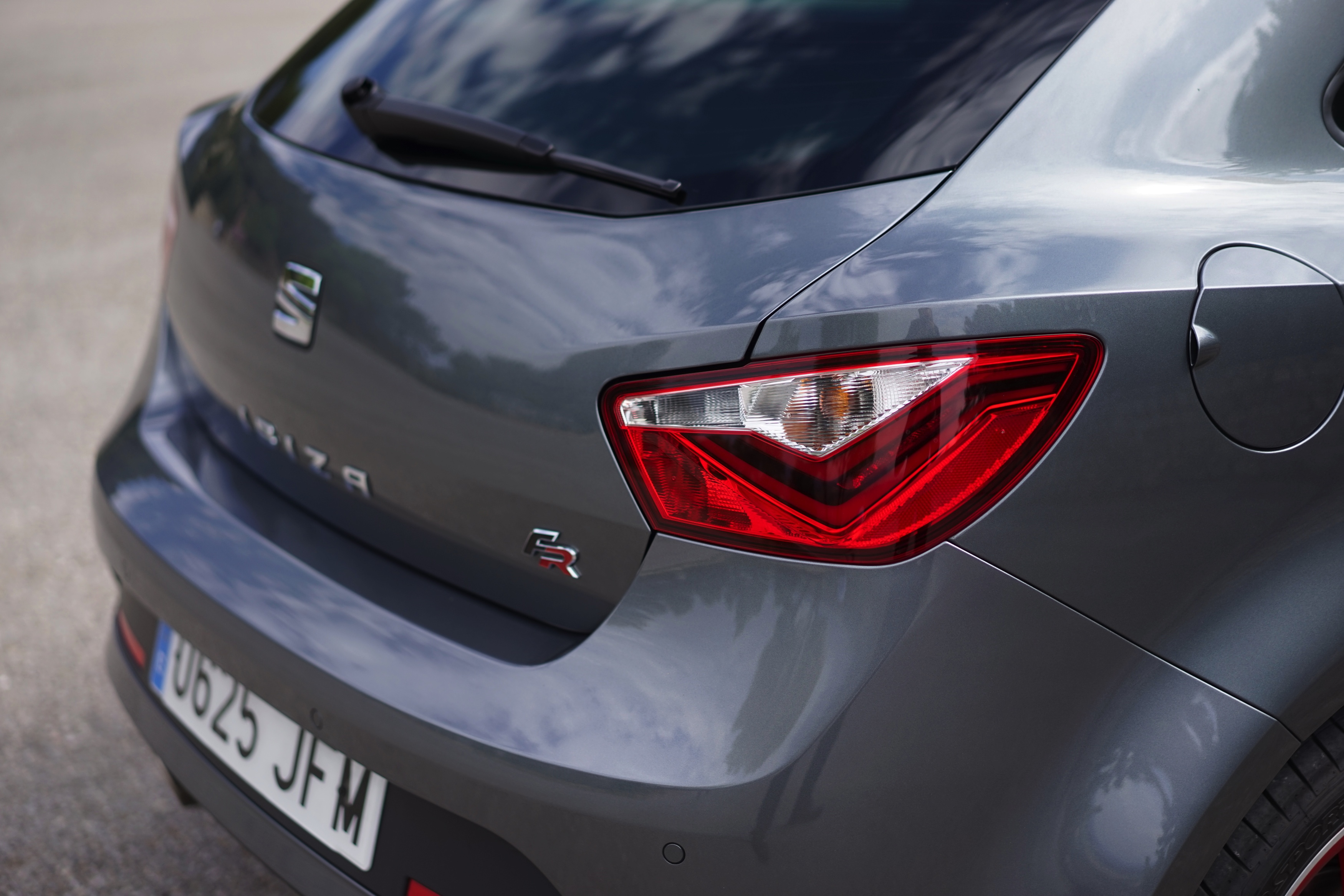 Van zijn uiterlijke wijzigingen moet de vernieuwde Seat Ibiza het niet hebben. Alleen een getraind oog ziet de verschillen. Stap je in, is het echter een compleet ander verhaal. Autotest!