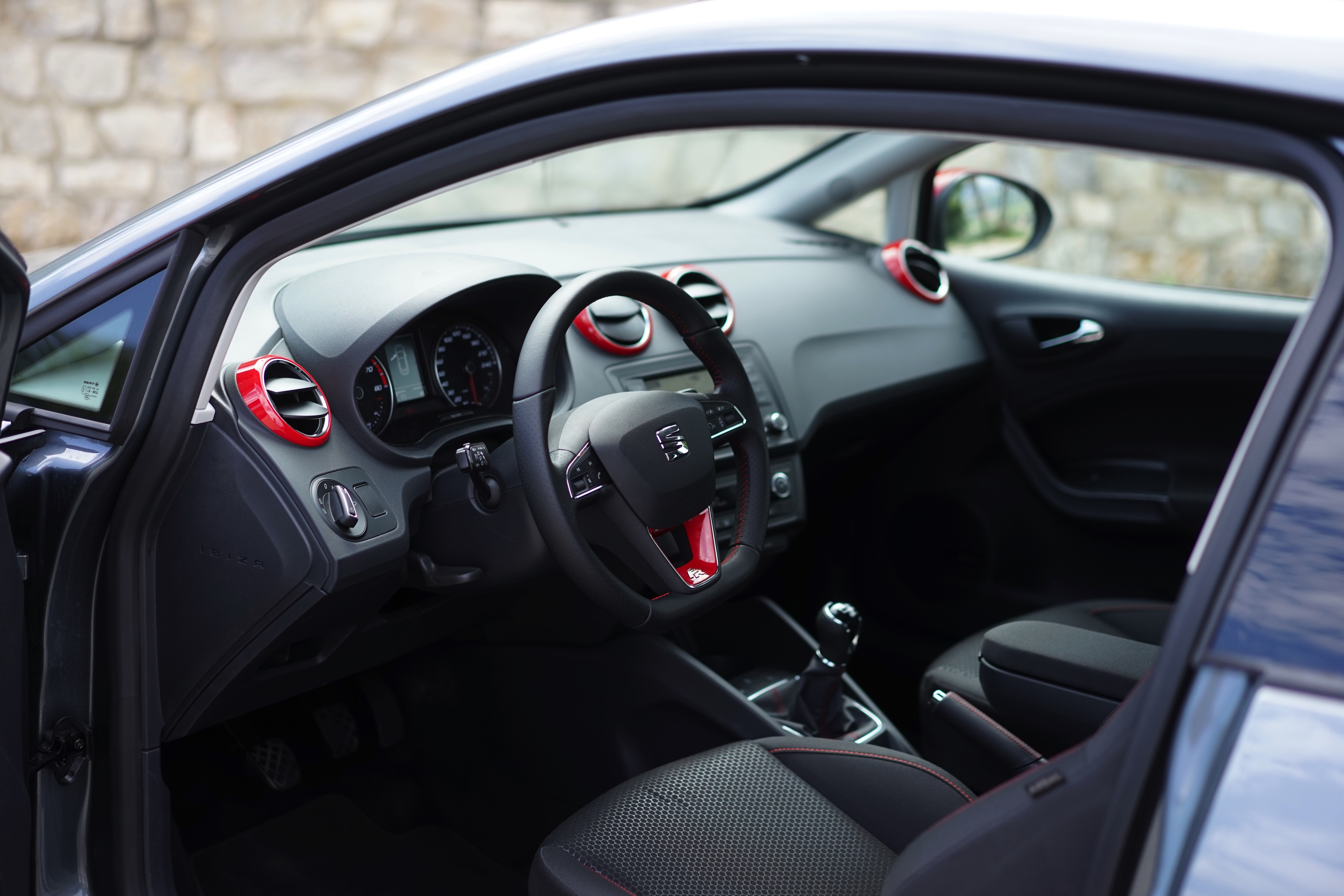 Van zijn uiterlijke wijzigingen moet de vernieuwde Seat Ibiza het niet hebben. Alleen een getraind oog ziet de verschillen. Stap je in, is het echter een compleet ander verhaal. Autotest!