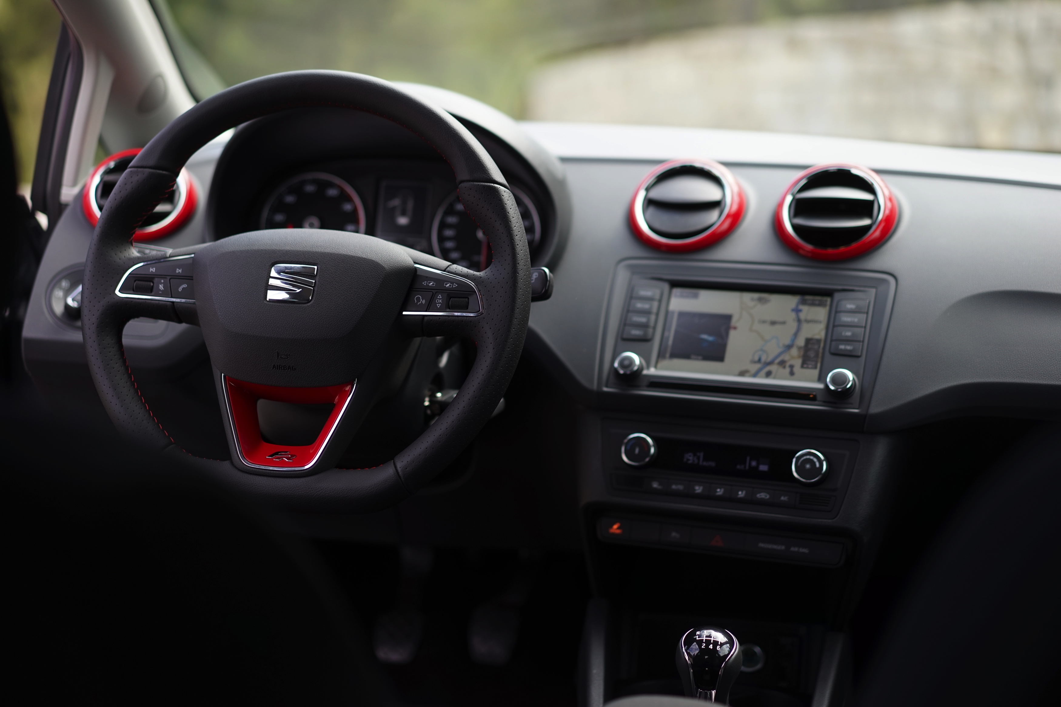 Van zijn uiterlijke wijzigingen moet de vernieuwde Seat Ibiza het niet hebben. Alleen een getraind oog ziet de verschillen. Stap je in, is het echter een compleet ander verhaal. Autotest!