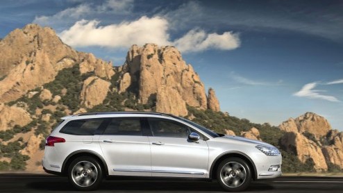 Citron toont op de Autosalon van Genve deze C5 CrossTourer. De opgeruigde variant staat wat hoger op zijn wielen.