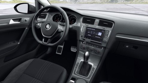Volkswagen presenteert in Parijs een stoere versie van de Golf Variant. De Golf Alltrack is het neefje van de Seat Leon X-Perience en de Skoda Octavia Scout.