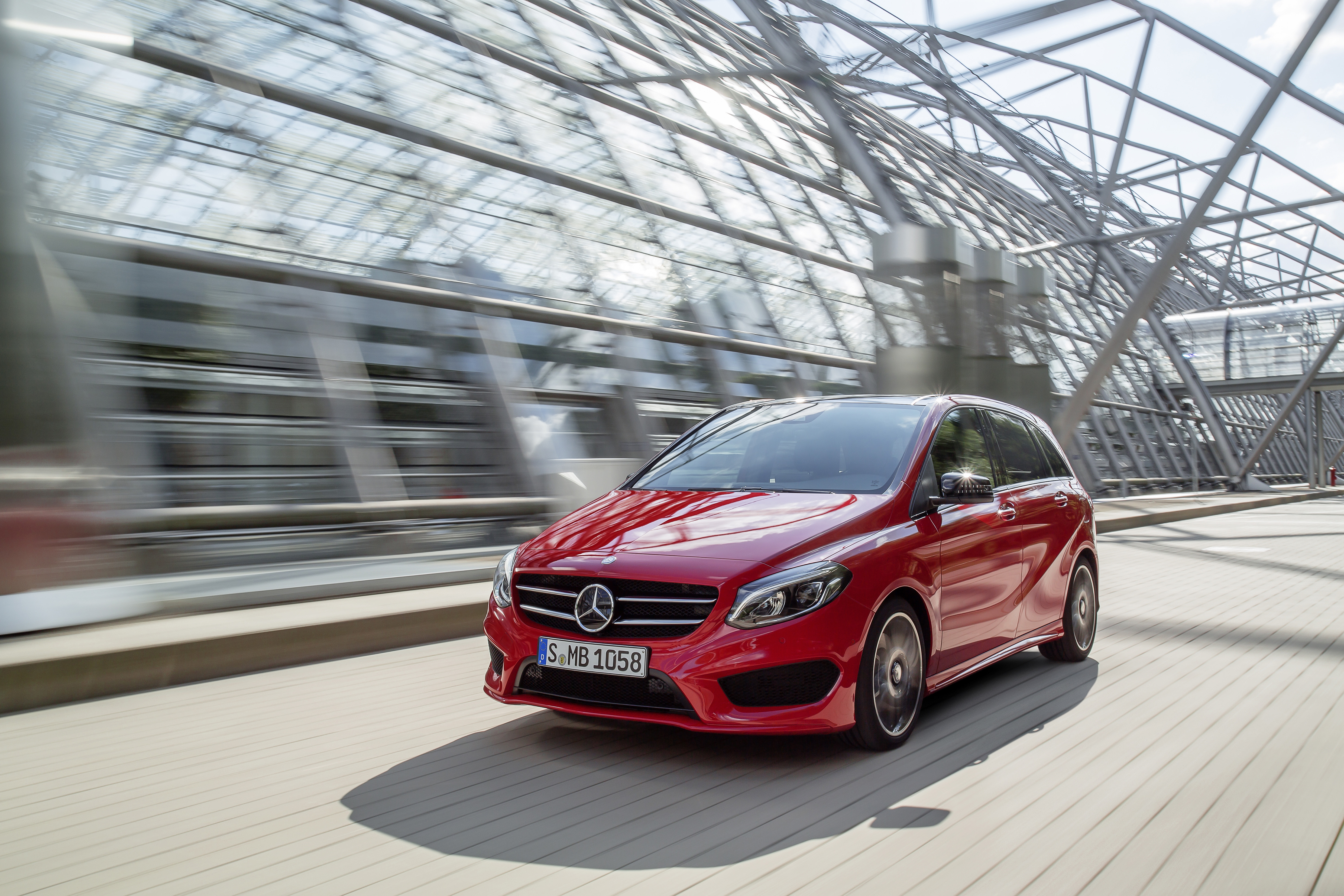 Prijzen en uitvoering Mercedes B-Klasse als B160, de nieuwe instapper met 102 pk turbomotor, in navolging van de A-Klasse.