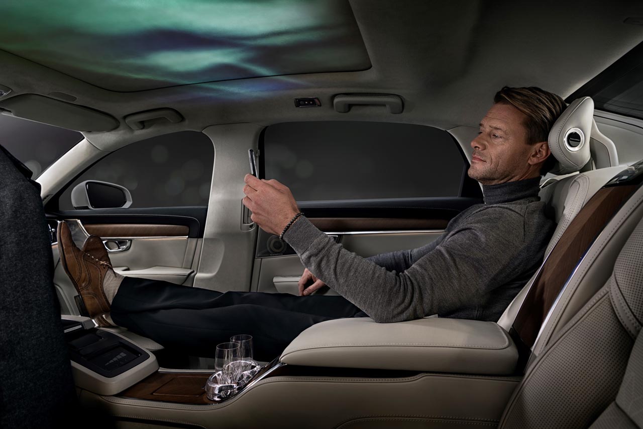 Volvo laat in Beijing een speciale uitvoering zien van de S90. Deze Ambience is voorzien van alle denkbare luxe plus een projectie op het plafond met bijbehorende geluiden.