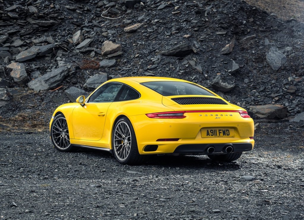 Porsche introduceert een modeljaarupdate voor alle modellen, met nieuwe kleuren en meer connectiviteit. Het belangrijkste nieuws? De 911 S-modellen hebben optioneel 30 pk meer.