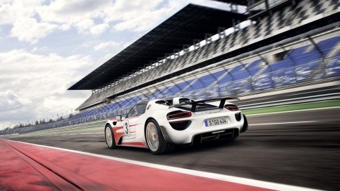 Porsche biedt kopers van de 918 Spyder de mogelijkheid om nog meer uit de hybride supercar te halen. Het optionele gewichtsbesparende Weissach-pakket maakt de 918 Spyder nog sneller.