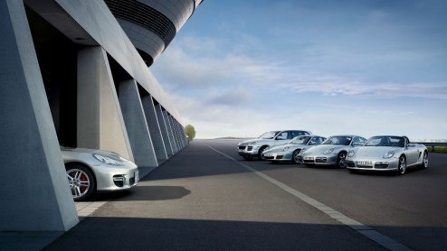 Teasertijd! Porsche houdt de gemoederen bezig door een eerste beeld van de langverwachte Panamera vrij te geven. Tegelijkertijd opent het merk een speciale website rondom de auto, die onder meer ook f
