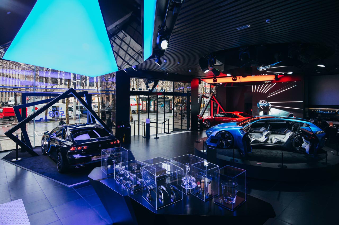 Peugeot Avenue Paris toont als primeur de nieuwe Peugeot 508 op de Champs Elysees tot en met eind mei.