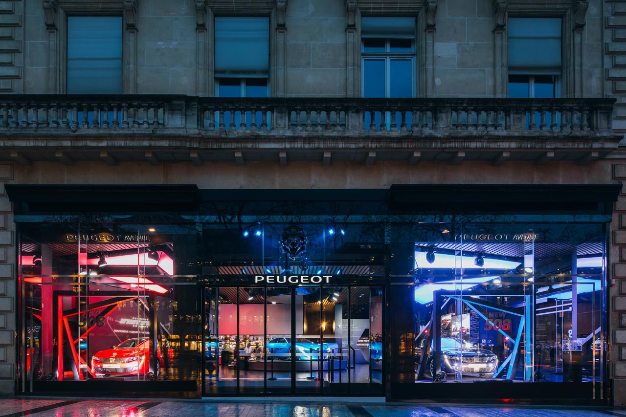 Peugeot Avenue Paris toont als primeur de nieuwe Peugeot 508 op de Champs Elysees tot en met eind mei.