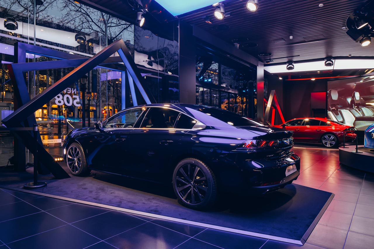 Peugeot Avenue Paris toont als primeur de nieuwe Peugeot 508 op de Champs Elysees tot en met eind mei.