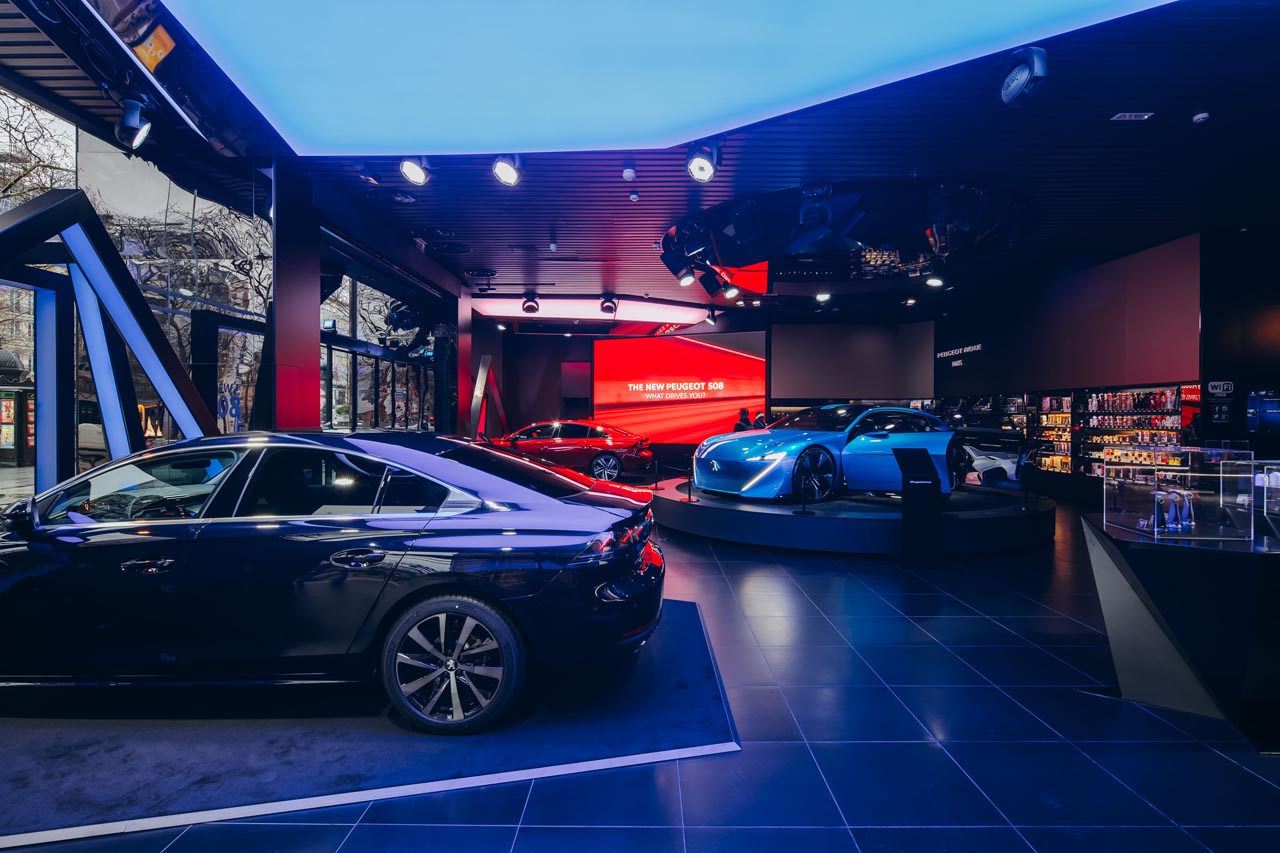 Peugeot Avenue Paris toont als primeur de nieuwe Peugeot 508 op de Champs Elysees tot en met eind mei.