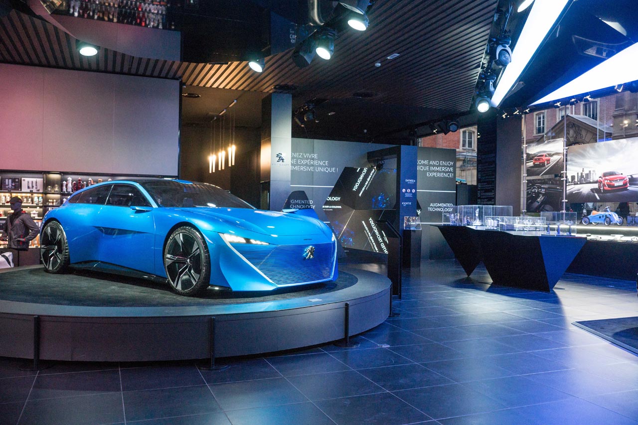 Peugeot Avenue Paris toont als primeur de nieuwe Peugeot 508 op de Champs Elysees tot en met eind mei.