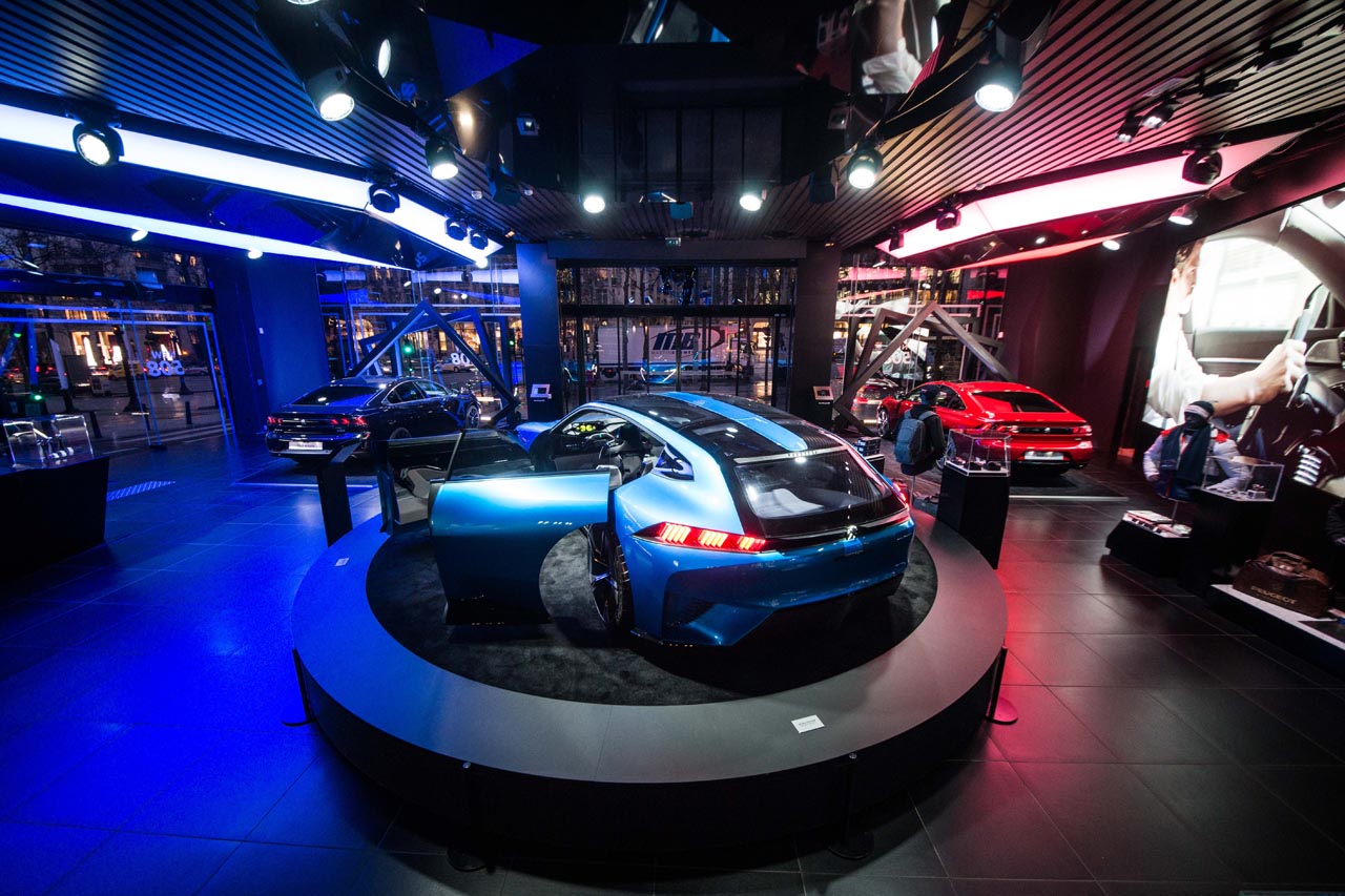 Peugeot Avenue Paris toont als primeur de nieuwe Peugeot 508 op de Champs Elysees tot en met eind mei.