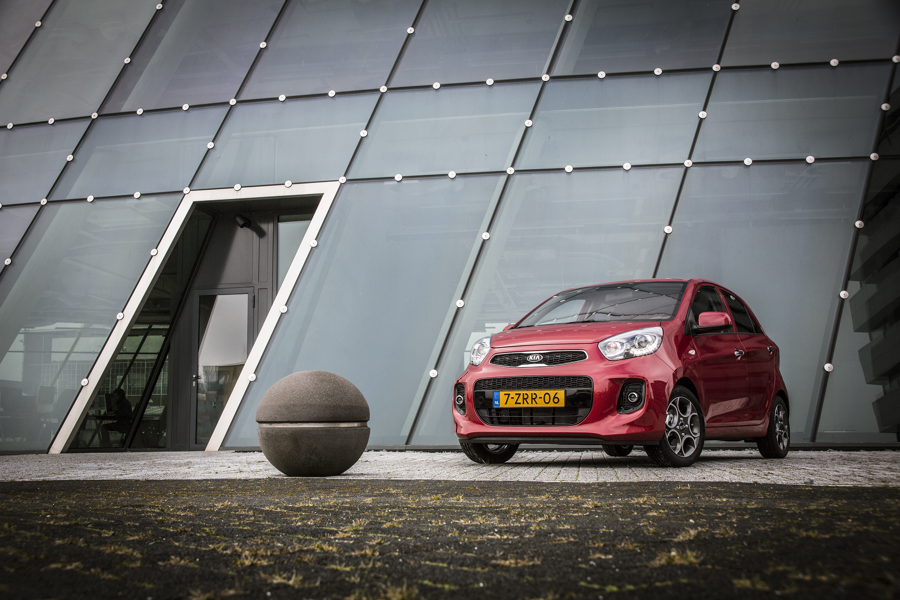 In de autoverkopen van 2016 zijn de particulieren aan zet. Verschillende merken zoals Kia, Mazdaen Skoda wisten meer te verkopen dan in januari 2015, maar over het algemeen liggen verkopen 14% lager.