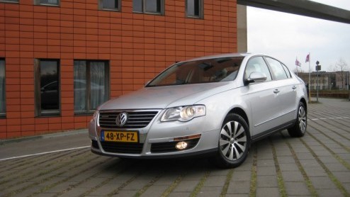 Hoe kan een op het oog identieke auto met dezelfde motorisering na tal van aanpassingen 15 procent brandstof besparen, zonder dat je het er aan af ziet? Volkswagen heeft daarvoor het recept 'BlueMotio