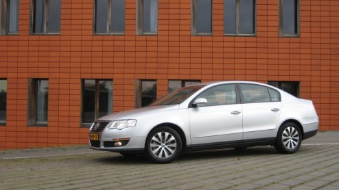 Hoe kan een op het oog identieke auto met dezelfde motorisering na tal van aanpassingen 15 procent brandstof besparen, zonder dat je het er aan af ziet? Volkswagen heeft daarvoor het recept 'BlueMotio