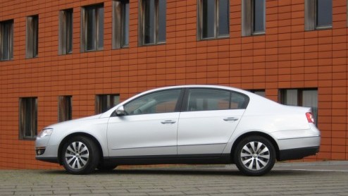 Hoe kan een op het oog identieke auto met dezelfde motorisering na tal van aanpassingen 15 procent brandstof besparen, zonder dat je het er aan af ziet? Volkswagen heeft daarvoor het recept 'BlueMotio
