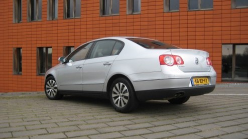 Hoe kan een op het oog identieke auto met dezelfde motorisering na tal van aanpassingen 15 procent brandstof besparen, zonder dat je het er aan af ziet? Volkswagen heeft daarvoor het recept 'BlueMotio
