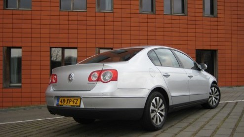 Hoe kan een op het oog identieke auto met dezelfde motorisering na tal van aanpassingen 15 procent brandstof besparen, zonder dat je het er aan af ziet? Volkswagen heeft daarvoor het recept 'BlueMotio