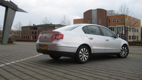 Hoe kan een op het oog identieke auto met dezelfde motorisering na tal van aanpassingen 15 procent brandstof besparen, zonder dat je het er aan af ziet? Volkswagen heeft daarvoor het recept 'BlueMotio