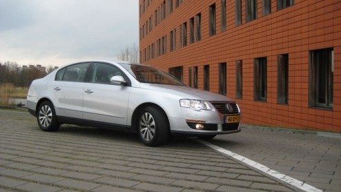 Hoe kan een op het oog identieke auto met dezelfde motorisering na tal van aanpassingen 15 procent brandstof besparen, zonder dat je het er aan af ziet? Volkswagen heeft daarvoor het recept 'BlueMotio