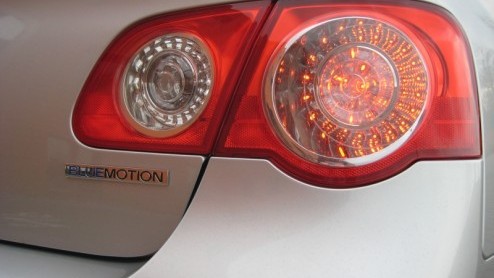 Hoe kan een op het oog identieke auto met dezelfde motorisering na tal van aanpassingen 15 procent brandstof besparen, zonder dat je het er aan af ziet? Volkswagen heeft daarvoor het recept 'BlueMotio