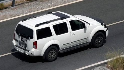 Hoewel het een grootheid is, zien we Nissans Pathfinder niet veel in ons straatbeeld. De Japanners hebben in ieder geval een facelift voorbereid, die deze kolos weer helemaal bij de tijd maak.
