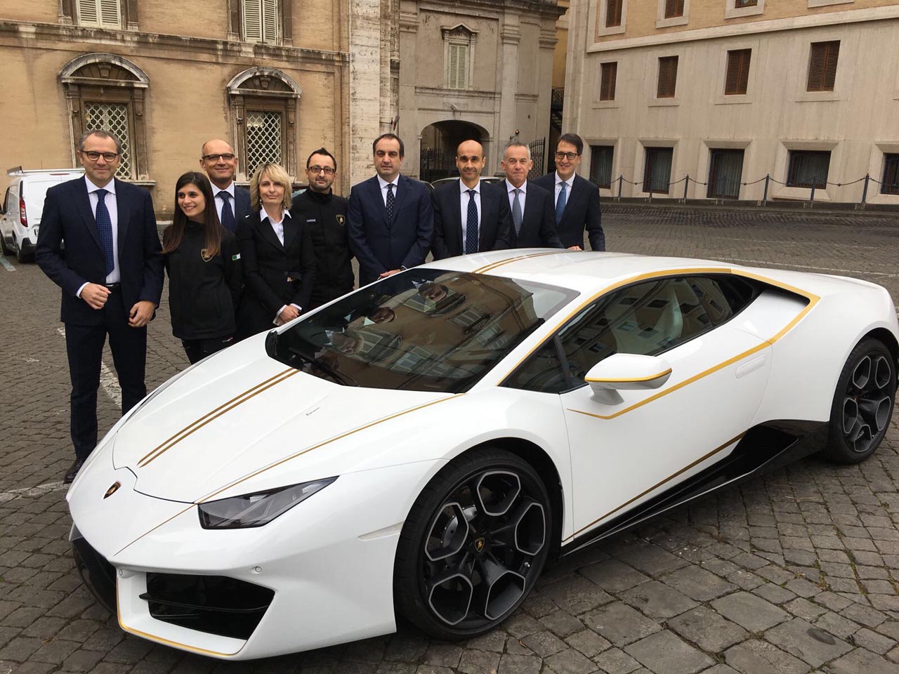 De Paus heeft een Lamborghini Huracan gekregen die in mei volgend jaar wordt geveild.