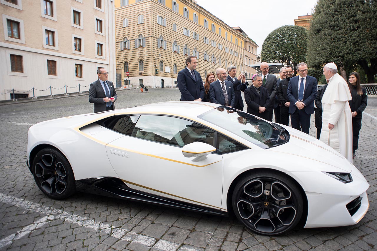 De Paus heeft een Lamborghini Huracan gekregen die in mei volgend jaar wordt geveild.