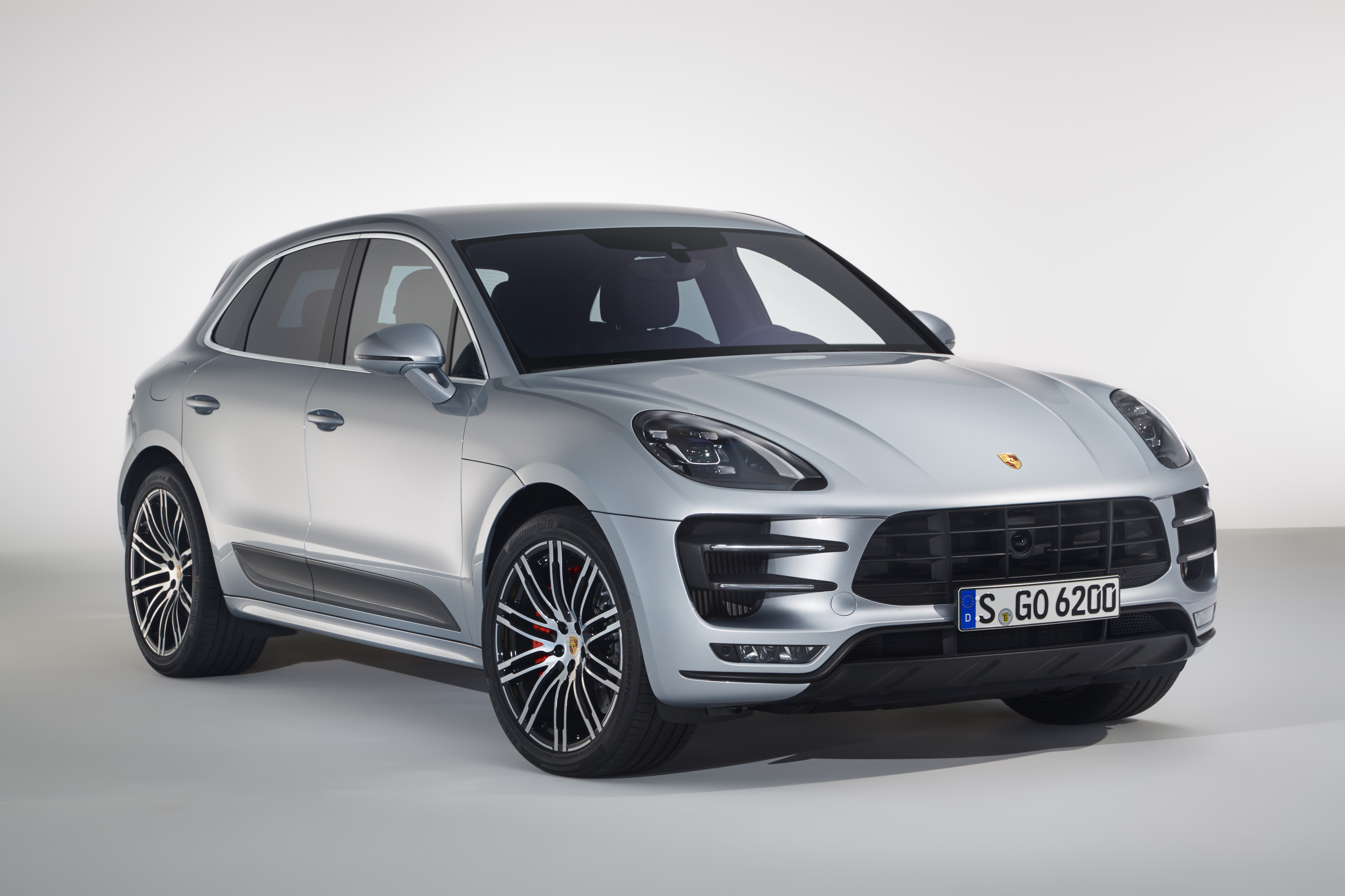 De Porsche Macan Turbo is er nu ook met Performance Package met Sport Chrono-pakket. Een Macan Turbo S komt voorlopig niet.