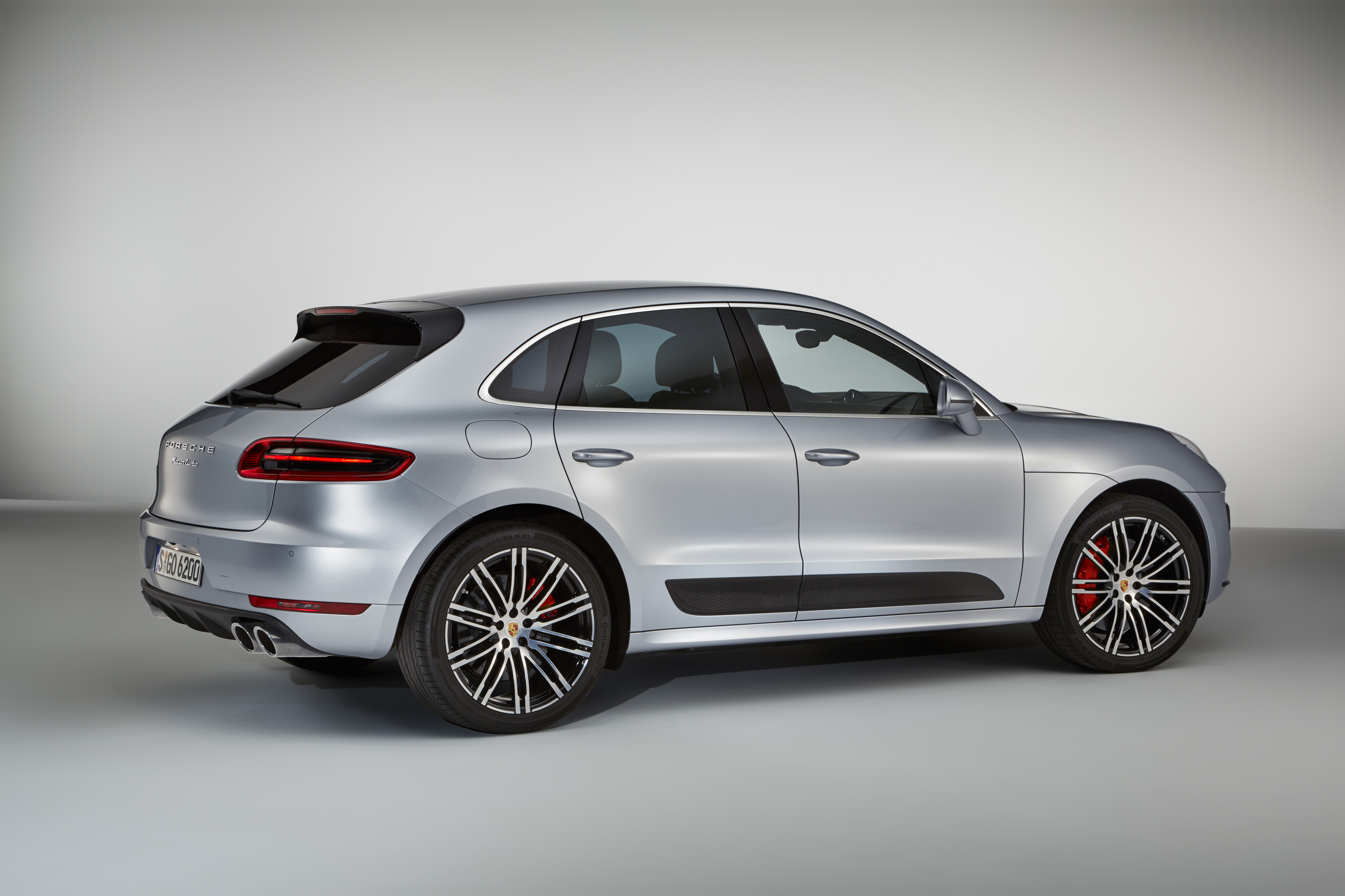 De Porsche Macan Turbo is er nu ook met Performance Package met Sport Chrono-pakket. Een Macan Turbo S komt voorlopig niet.