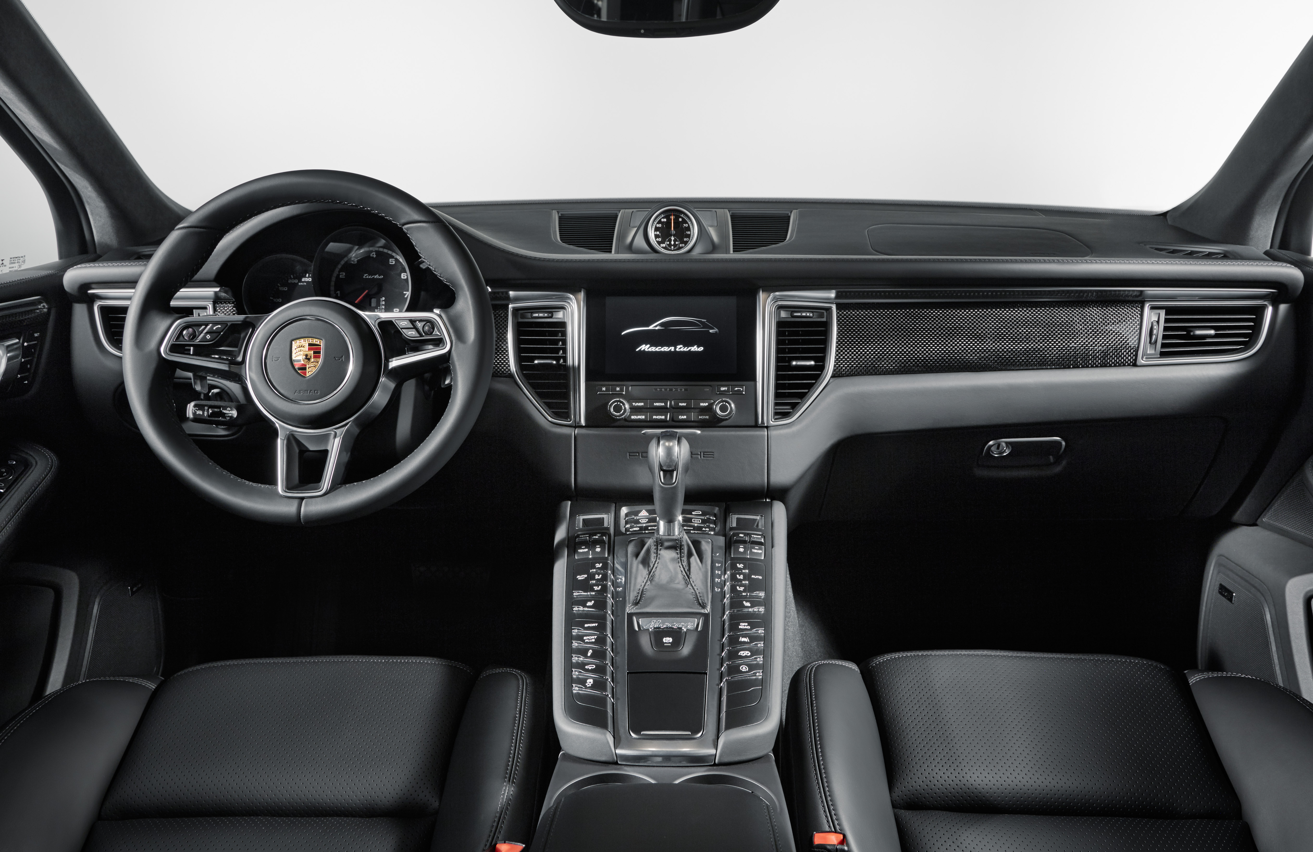 De Porsche Macan Turbo is er nu ook met Performance Package met Sport Chrono-pakket. Een Macan Turbo S komt voorlopig niet.