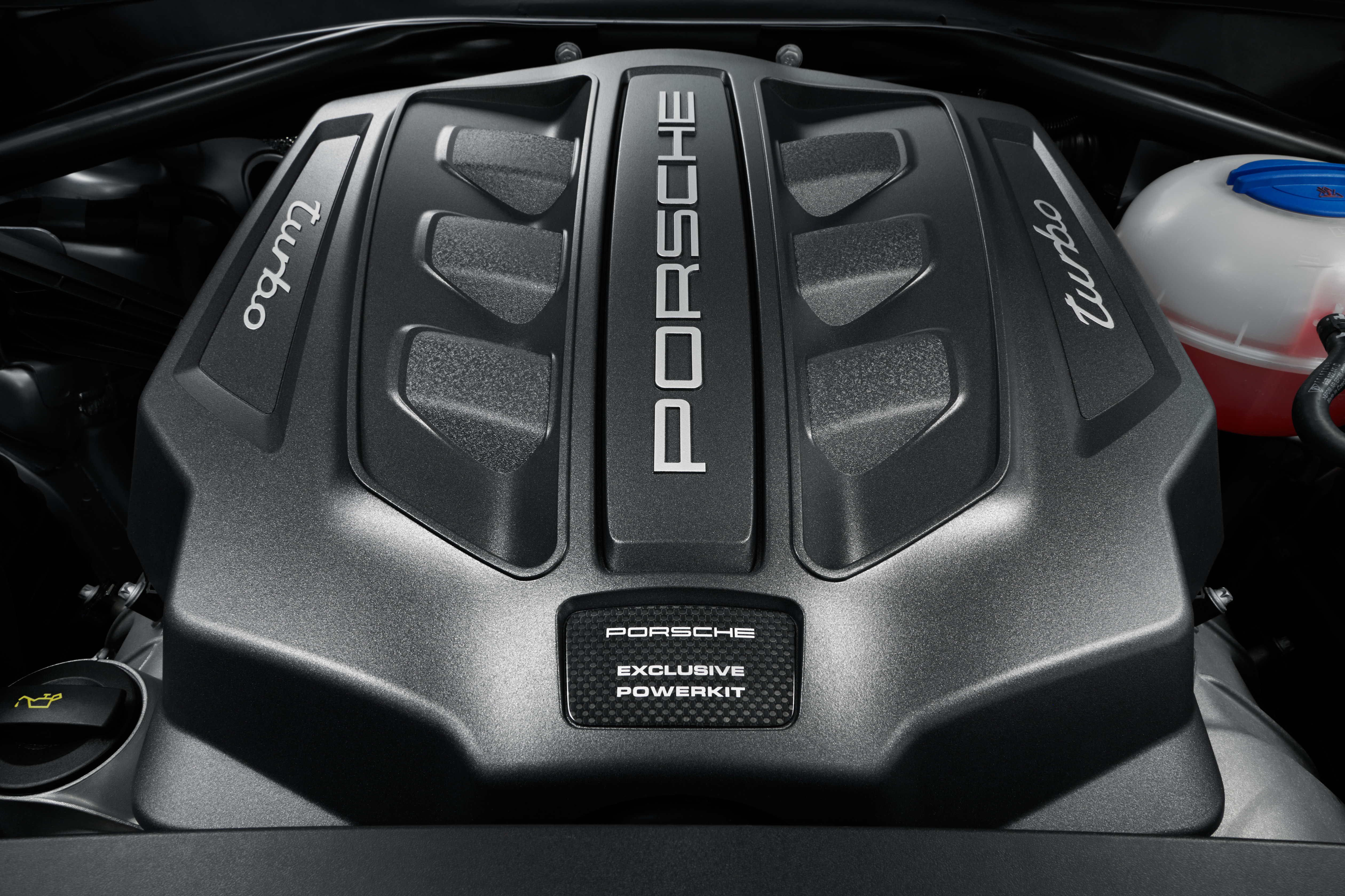 De Porsche Macan Turbo is er nu ook met Performance Package met Sport Chrono-pakket. Een Macan Turbo S komt voorlopig niet.