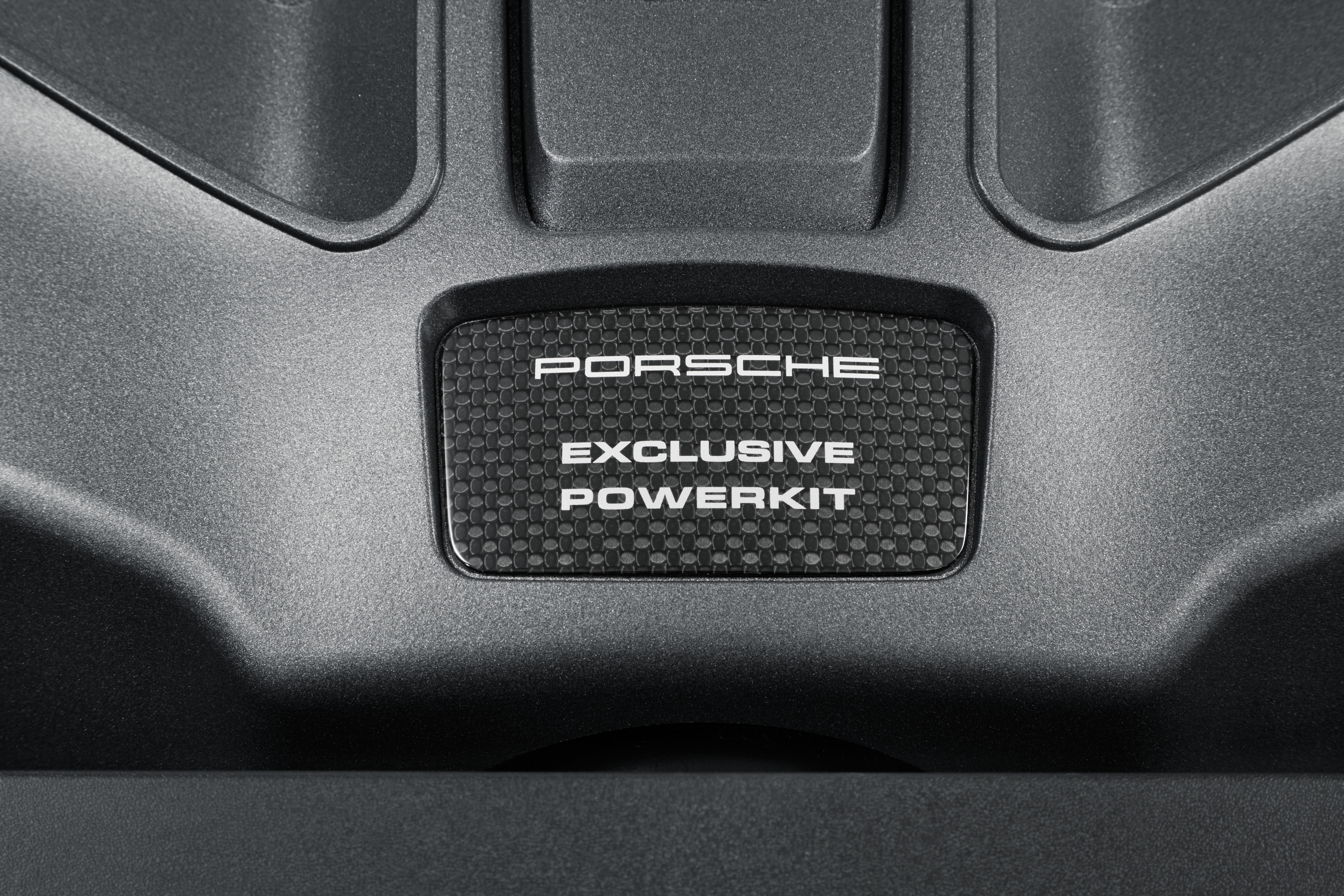 De Porsche Macan Turbo is er nu ook met Performance Package met Sport Chrono-pakket. Een Macan Turbo S komt voorlopig niet.