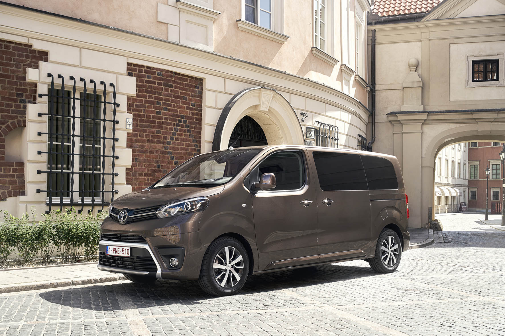 Toyota introduceert de ProAce Shuttle, ProAce Verso in Compact, Medium, Long en Executive-uitvoering.