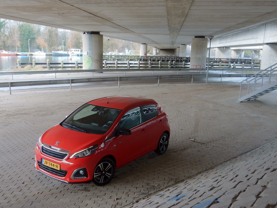 De Peugeot 108 is sinds deze zomer ook leverbaar als GT-Line. Dat is slechts een aankledingspakket, maar is de auto desondanks nog een beetje sportief? AutoVandaag zocht het uit met een rijtest.