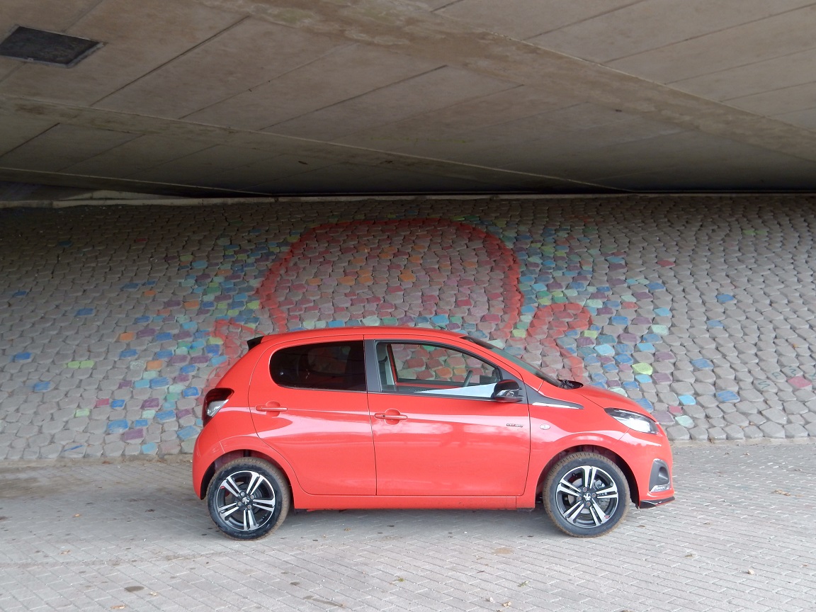 De Peugeot 108 is sinds deze zomer ook leverbaar als GT-Line. Dat is slechts een aankledingspakket, maar is de auto desondanks nog een beetje sportief? AutoVandaag zocht het uit met een rijtest.