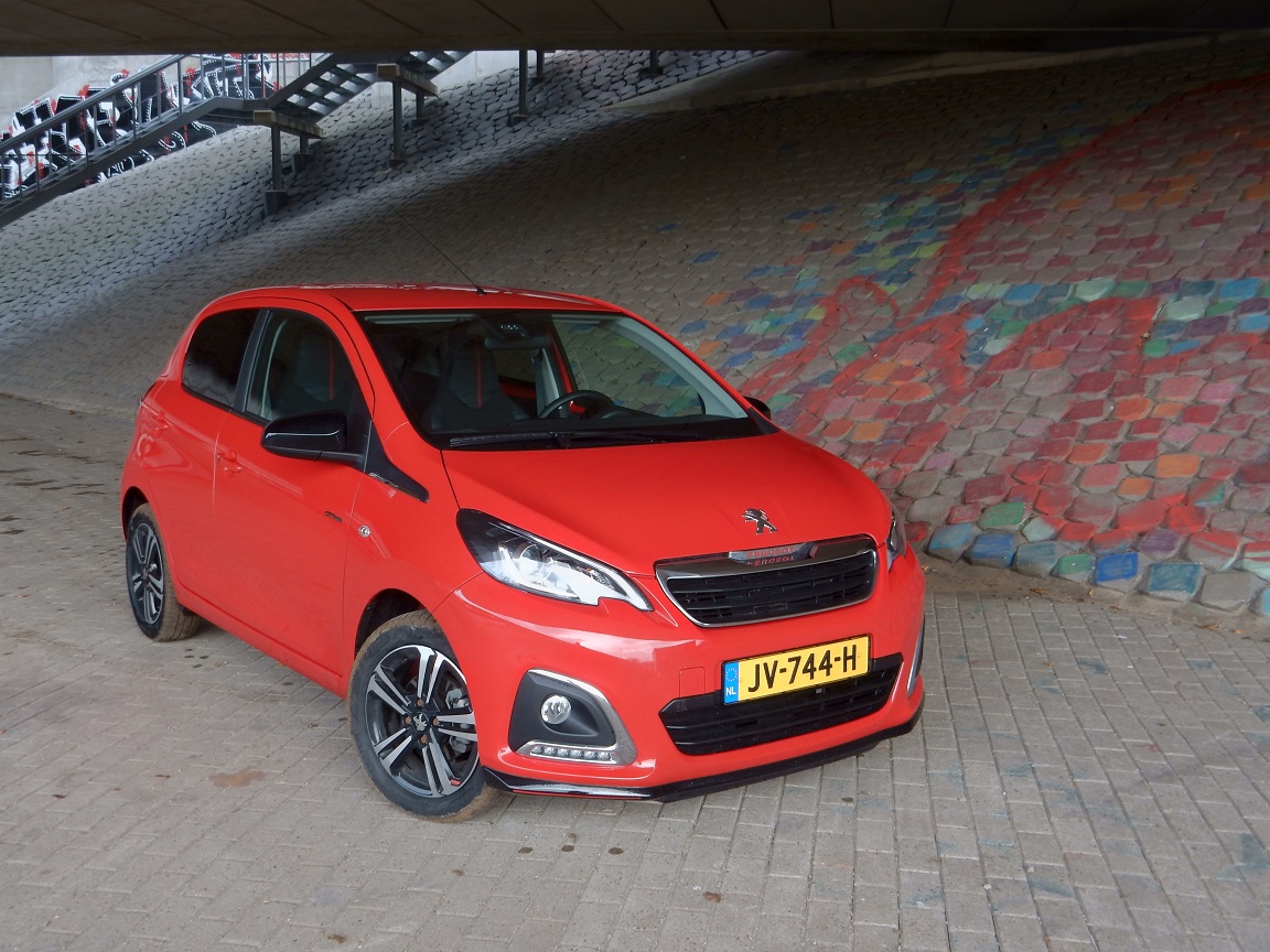 De Peugeot 108 is sinds deze zomer ook leverbaar als GT-Line. Dat is slechts een aankledingspakket, maar is de auto desondanks nog een beetje sportief? AutoVandaag zocht het uit met een rijtest.