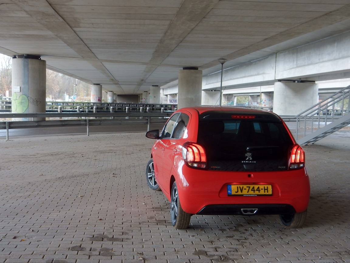 De Peugeot 108 is sinds deze zomer ook leverbaar als GT-Line. Dat is slechts een aankledingspakket, maar is de auto desondanks nog een beetje sportief? AutoVandaag zocht het uit met een rijtest.